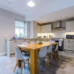 9-cromwell-court.hotelsin-chester.com/