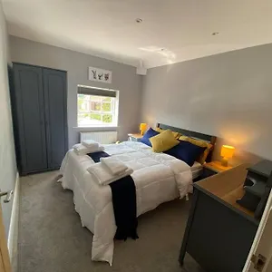 Apartment Stylish 1st Floor Flat Free Parking 2mins From Junction 48a1m